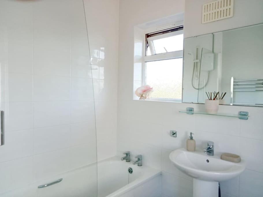 House With Free Parking And Large Garden Villa Wyke Regis Buitenkant foto